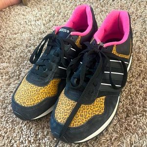 Addidas tennis shoes